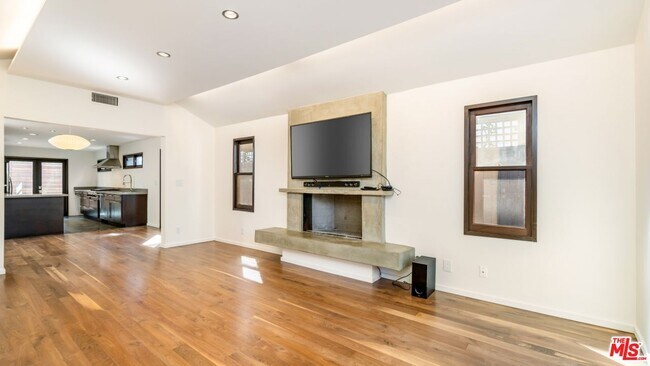 Foto del edificio - 560 N Flores St