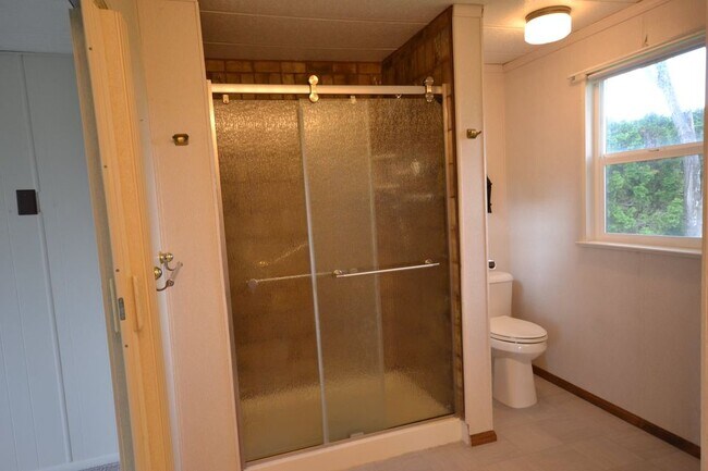 Building Photo - 566 SW Paiute St