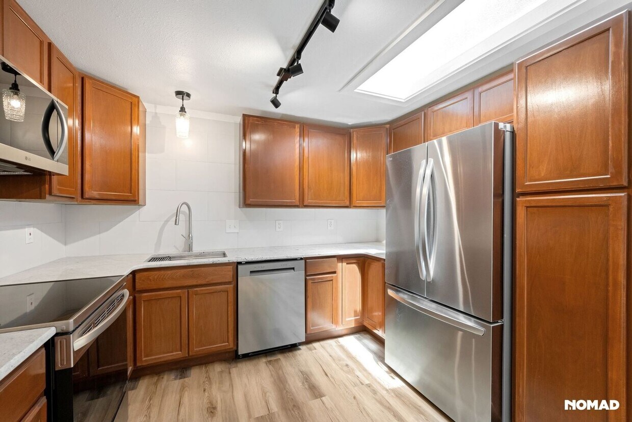Foto principal - Newly Renovated 4BR Duplex in SW Loveland