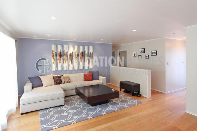 Foto del edificio - Santa Venetia Charmer 3BD+/2BA-Pool- FOUND...