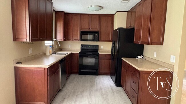 Foto del edificio - RATE DROP ALERT (was $2000/month) & FALL M...