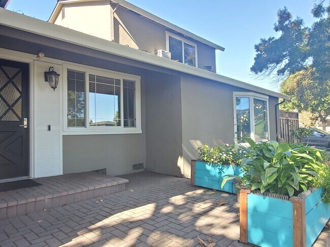 Building Photo - Spacious 2-Story Home, Remodeled Inside, W...
