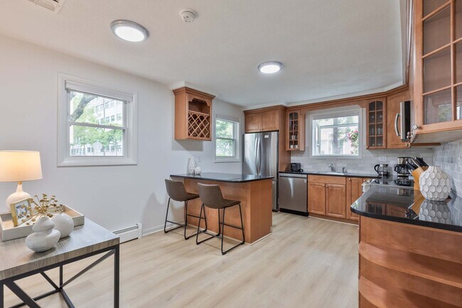 Foto del edificio - 235 Cardinal Medeiros Ave