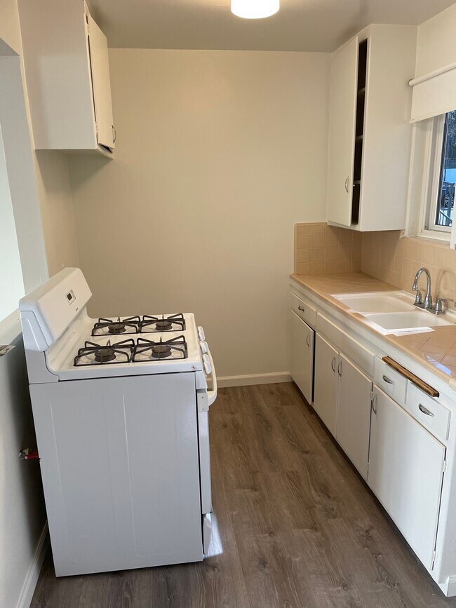 Cocina, estufa incluidos - 10235 Mountair Ave