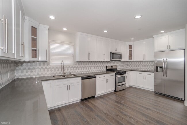 Building Photo - 3 br, 3.5 bath Townhome - 2631 South La Sa...