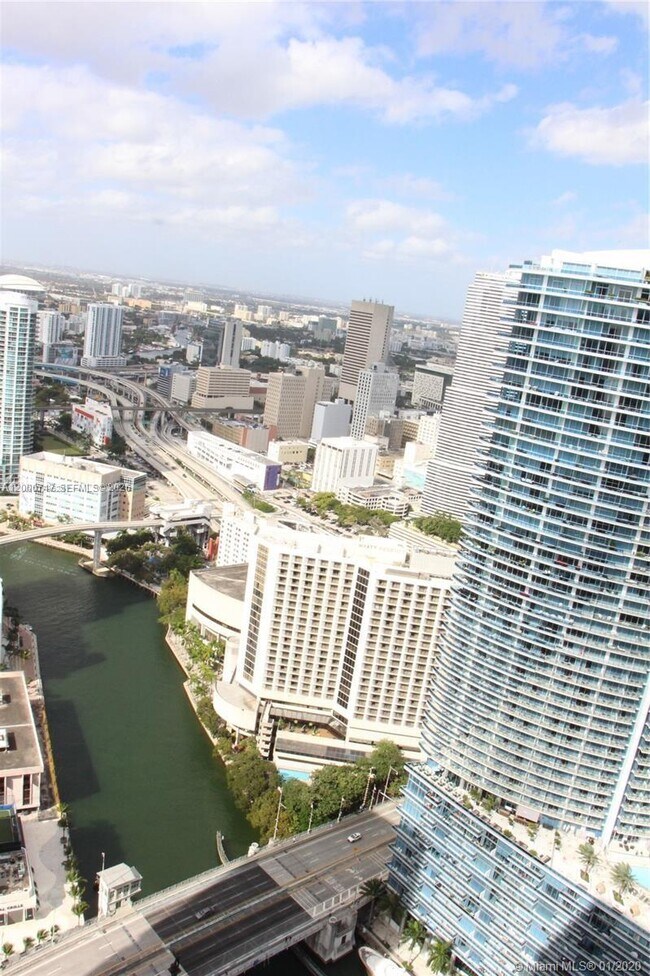 Foto del edificio - 475 Brickell Ave