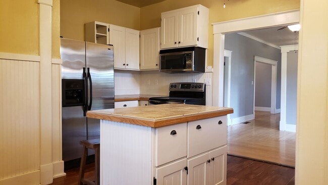 Building Photo - North-end quite craftsman home