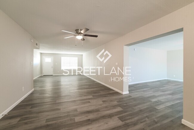 Foto del edificio - REDUCED! - Now offering half off first ful...
