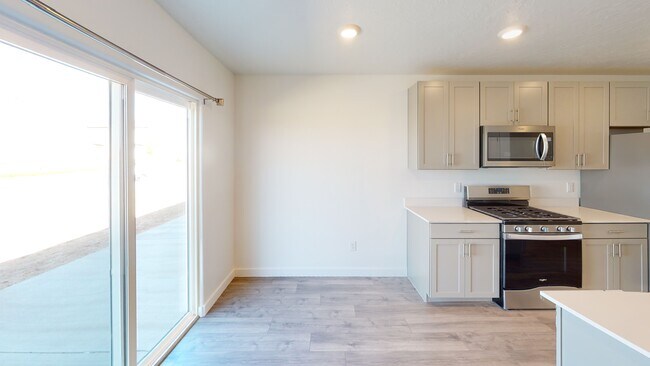 Building Photo - 390 W 2050 N