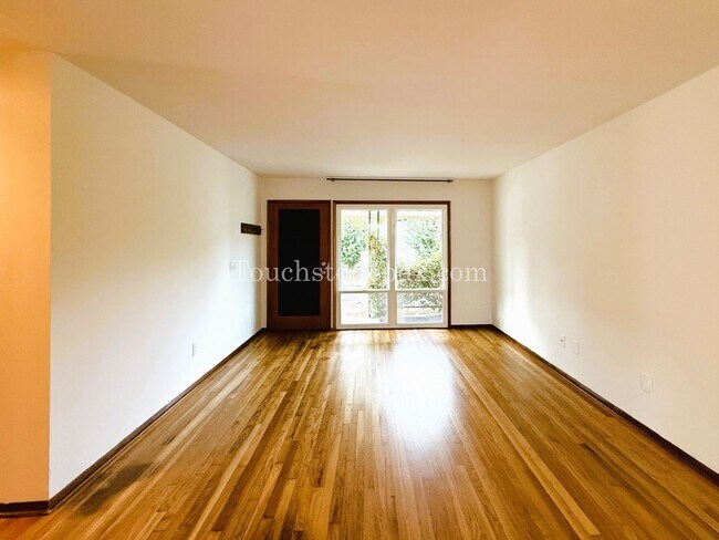 Foto del edificio - Charming 3-Bedroom Gem with Hardwood Floor...