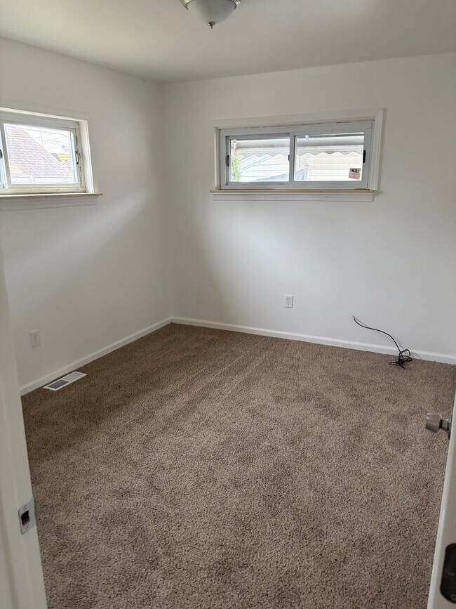 Building Photo - 4 bedroom 1 bath newly remodeled ranch in Dearborn Heights