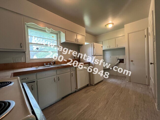 Building Photo - 3 Bedroom House