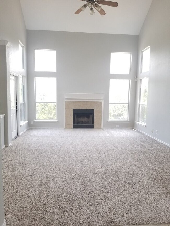 Building Photo - Spacious 4 bedroom home in Stone Oak!