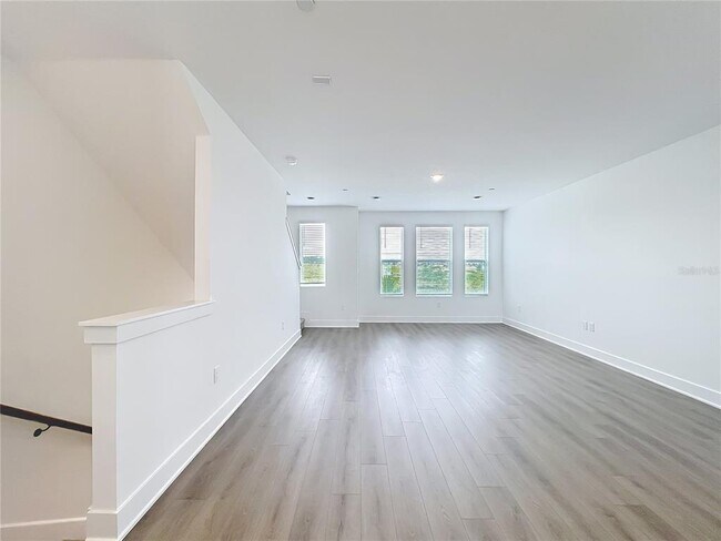 Foto del edificio - 15465 Hamlin Pk Dr