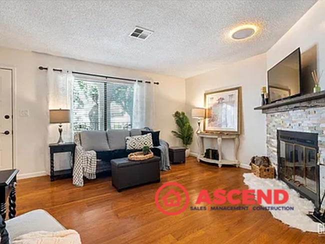 Building Photo - Beautiful 2 Bedroom, 2 Bathroom Home with ...