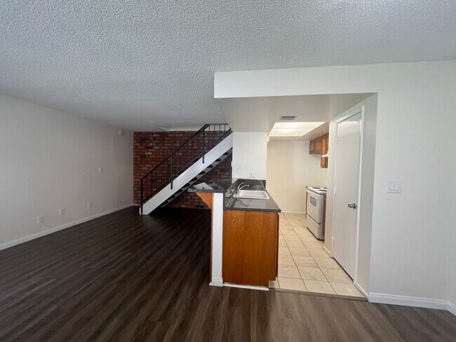 Building Photo - Beautiful Two Story Condo in Azusa