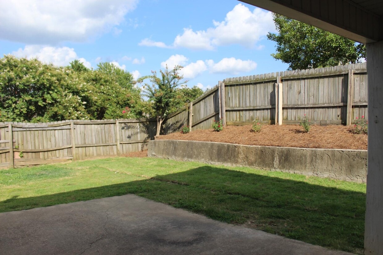 Building Photo - 203 Karen Dr