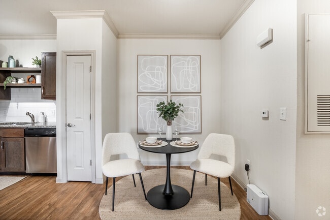 2BR, 2BA - 1,088SF - Dining Room - Kingsland West