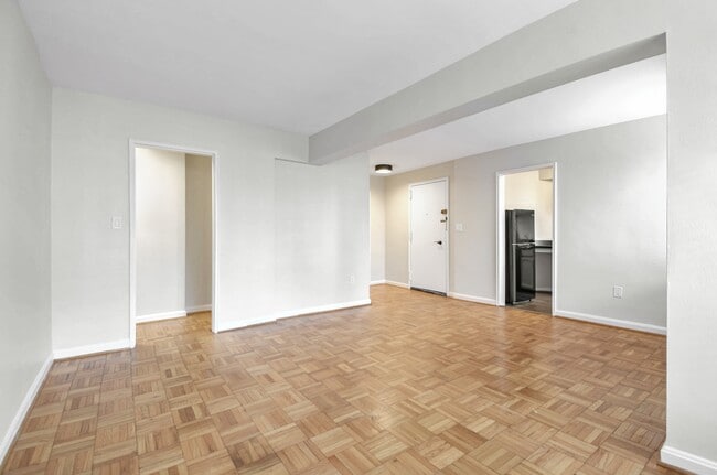 Foto del edificio - 3901 Tunlaw Rd NW