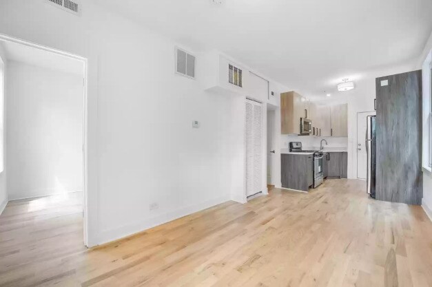 Building Photo - 1851 W Dickens Ave