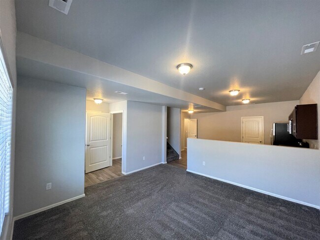 Foto del edificio - Townhome w/ 2 car garage, A/C-Newer, Low Maintance, & Conviniently Located