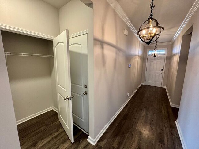 Building Photo - Move in ready! Look and lease