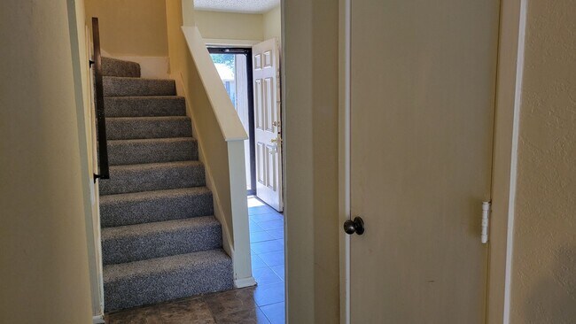 Building Photo - 3/2 Condo