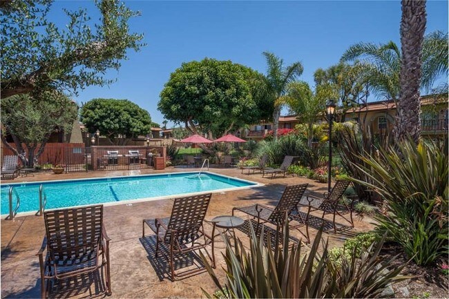 Piscina - Los Arbolitos Huntington Beach Apartments