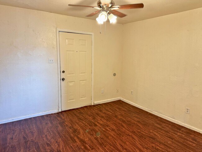 Foto del edificio - Affordable 2 Bed 1 Bath In Wendover Hills