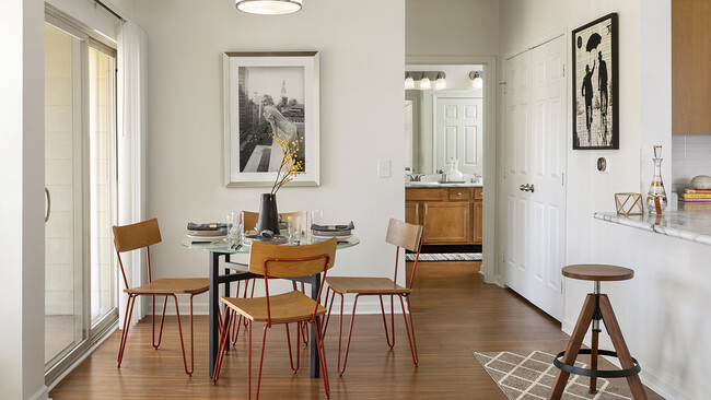 Comedor del apartamento con suelos de madera. - Griffis Fitzsimons South