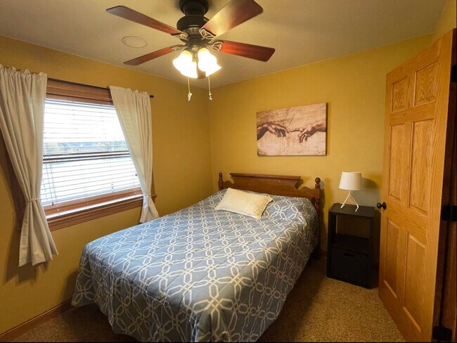 Building Photo - 1370 Nakomis Ave