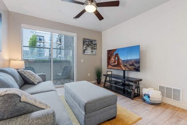 Building Photo - 489 E 400 S