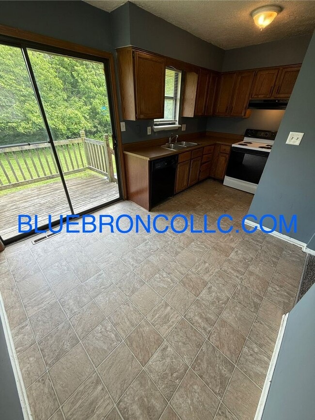 Building Photo - Updated 3-Bed, 2-Bath Multi-Level Home in ...