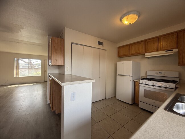 Building Photo - 6211 Meadow Haven Ln