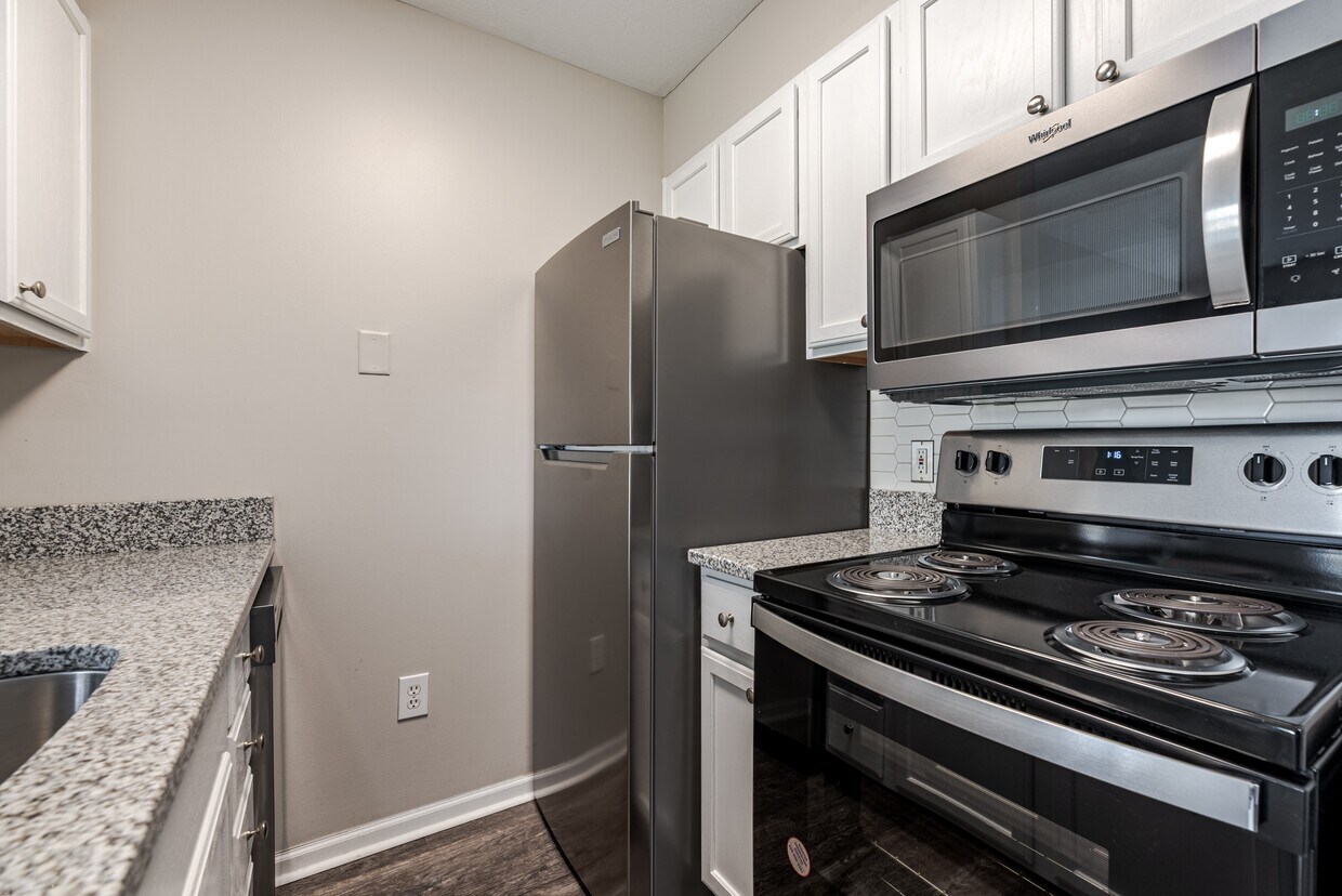 Foto principal - Eastpointe Lakes Apartments and Townhomes
