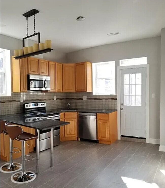 Building Photo - 718 S 51st St