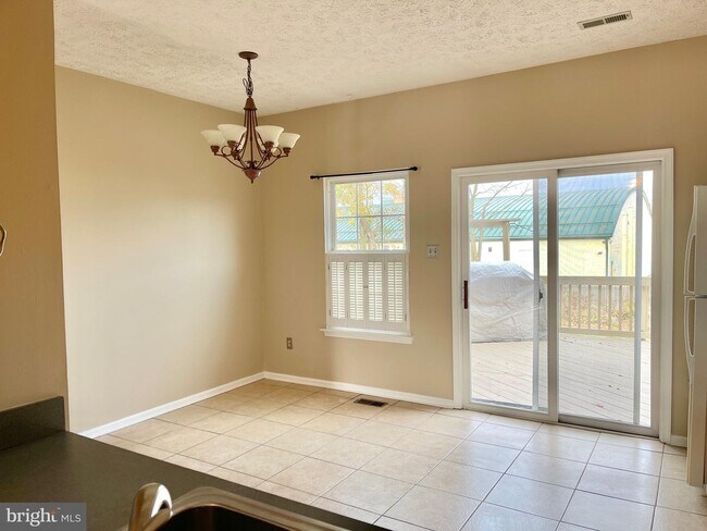 Building Photo - 616 Emmy Dee Dr