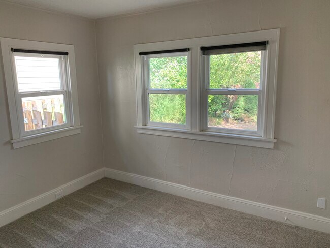 Dormitorio 2 - 5726 North Montana Avenue