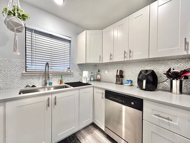 Foto del edificio - Modern & Cozy 2BR/2BA Home with Stylish Fi...