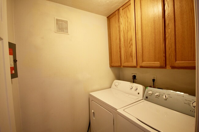 Building Photo - 2 Bedroom Condo in the Heart of Provo - Av...
