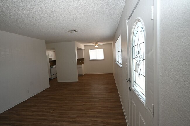 Foto del edificio - 2301 Stewart Ave #C C