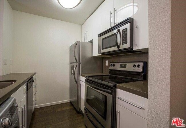 Building Photo - Prime location Studio near Cedars Sinai, B...