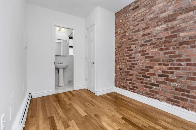 Foto del edificio - 325 E 10th St