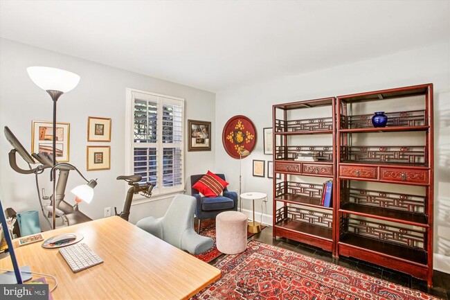 Foto del edificio - 3293 Sutton Pl NW