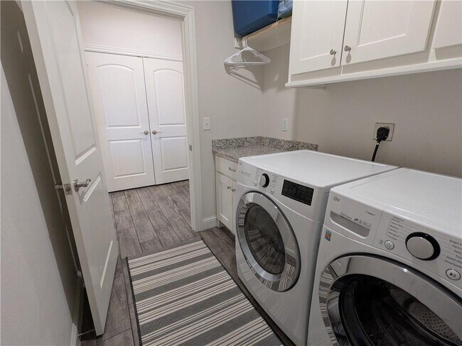 Foto del edificio - 1040 E Skyline Lp