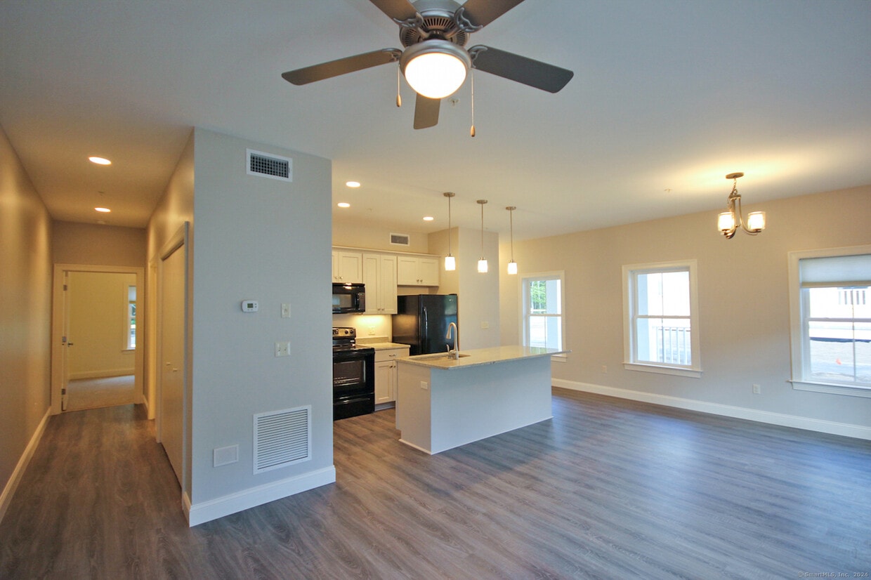 Primary Photo - 103 Edgewater Cir
