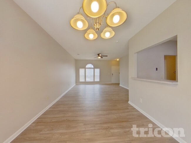 Building Photo - 62 Sweet Thorne Cir