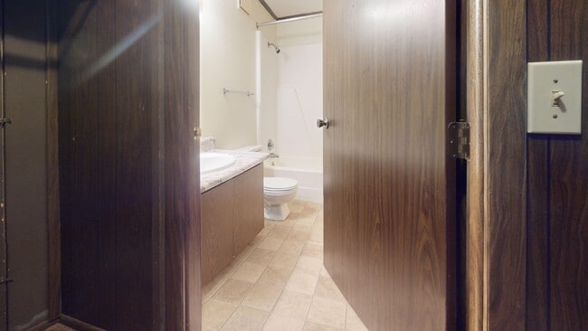 Foto del edificio - Laurel Court Apartments
