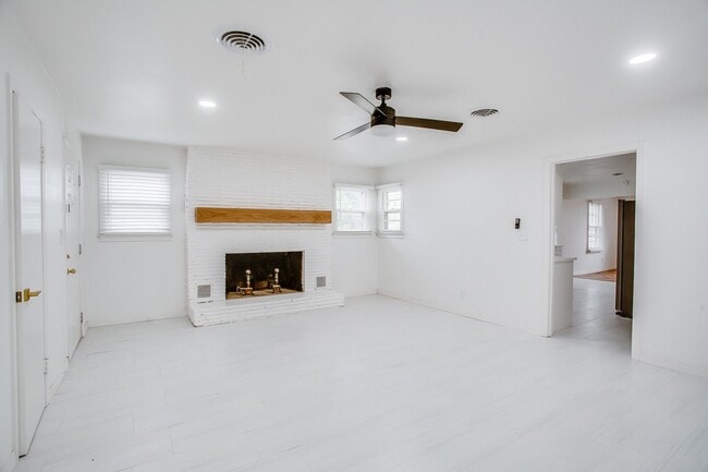 Foto del edificio - Pre Leasing for fall 2026! 4/3 in Medical District