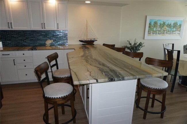 Foto del edificio - 5200 Brittany Dr S